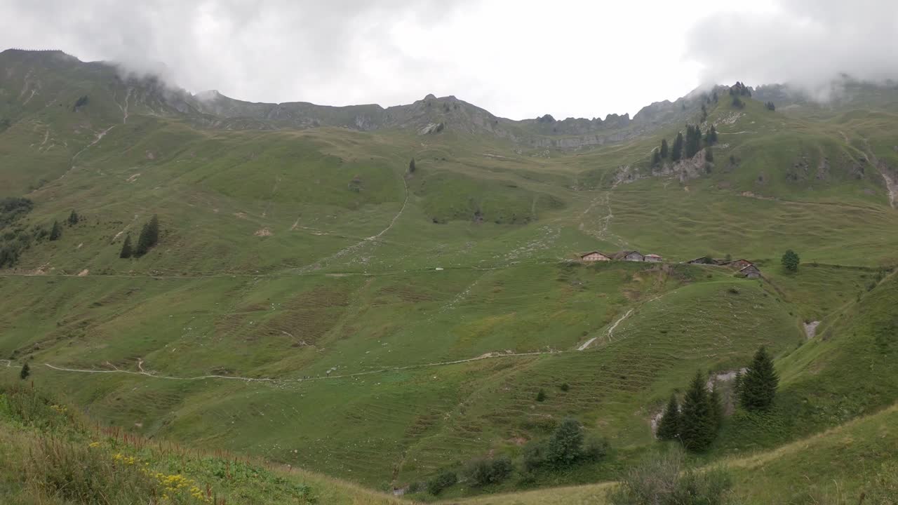 Maestose vette alpine sul percorso del treno a cremagliera Brienz Rothorn, Svizzera