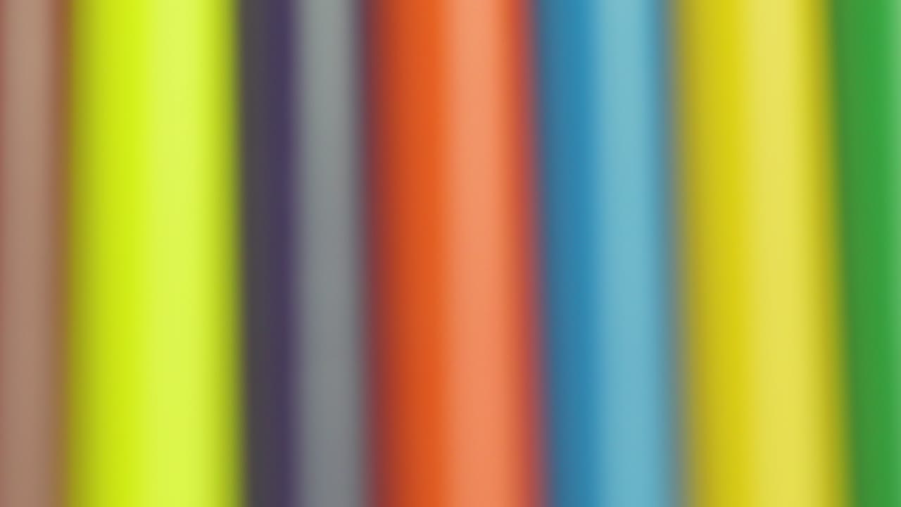 cuerpo de lápices de colores en imagen borrosa - primer plano, panorámica, desenfocado
