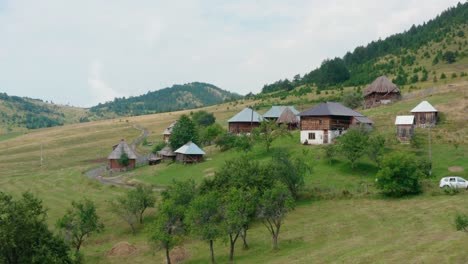 ticje polje antiguo pueblo de cabañas en prijepolje, montañas serbias, vista aérea