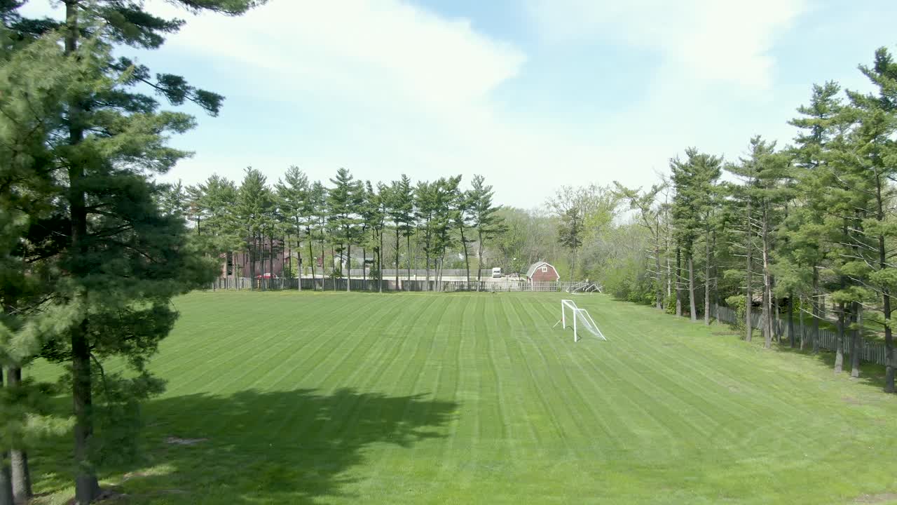 aéreo entrando a un campo de fútbol desde la esquina