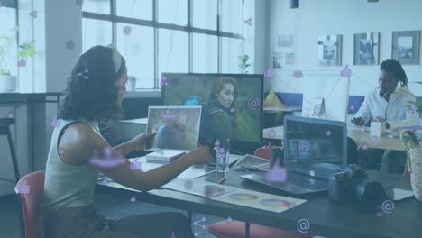animación de una red de iconos digitales sobre una fotógrafa biracial que sostiene una fotografía