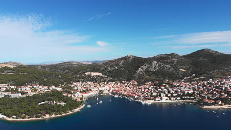 Aus-Einer-Kleinen-Kroatischen-Stadt-Ans-Meer-Drängen