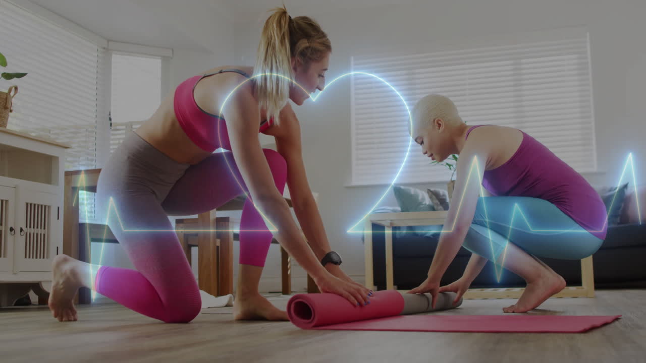 animación de monitor cardíaco sobre pareja de lesbianas homosexuales haciendo ejercicio juntos en casa