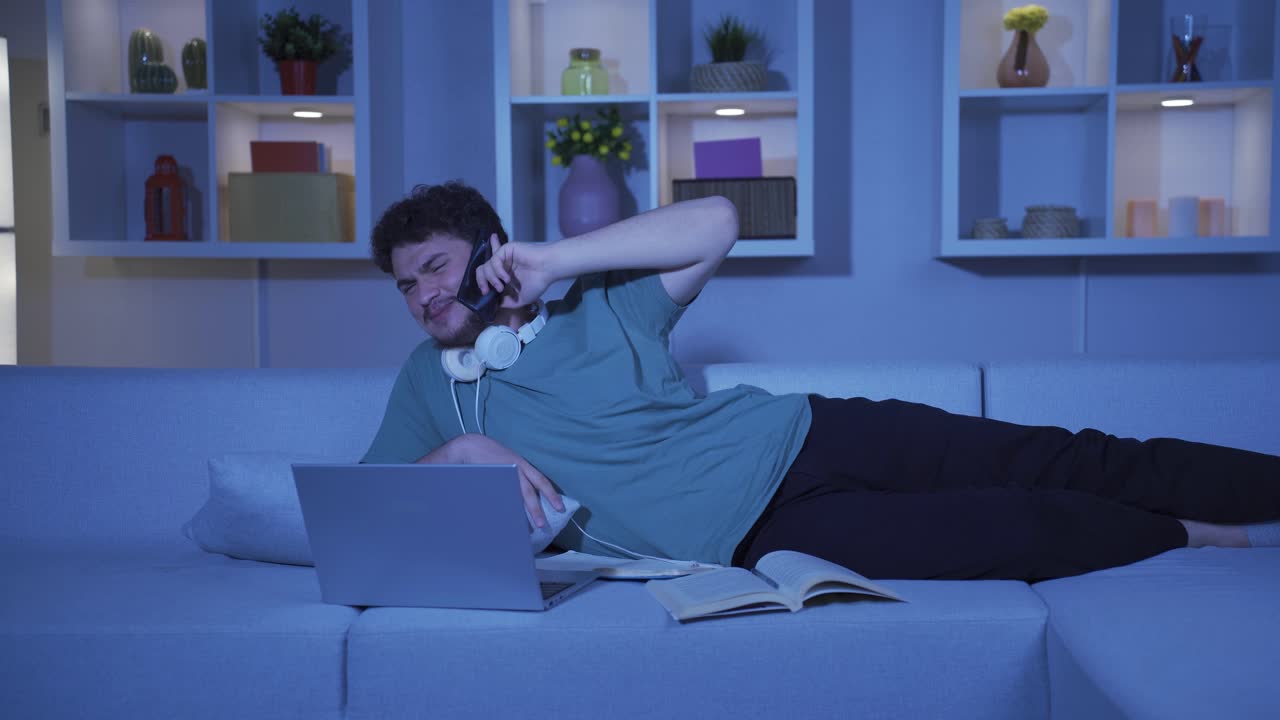 행복한 표정으로 전화로 문자 메시지를 보내는 남자.