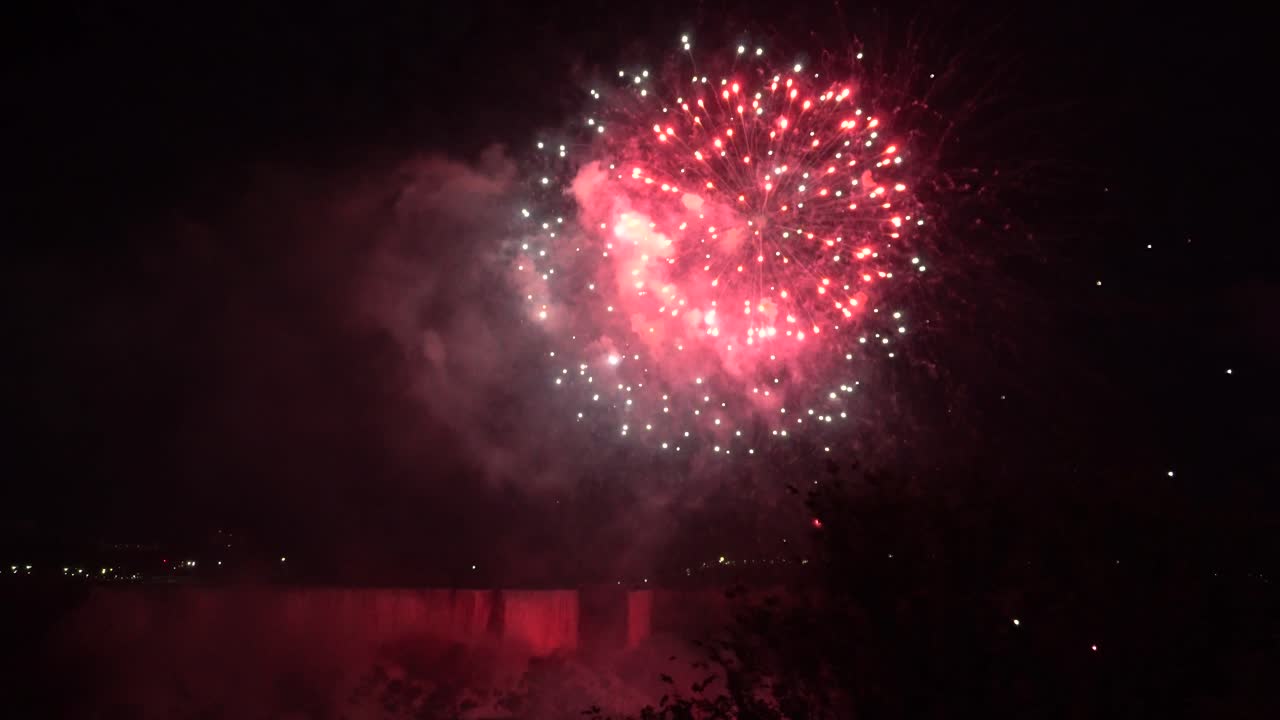 이것은 나이아가라 폭포에서 밤에 열리는 불꽃쇼입니다.