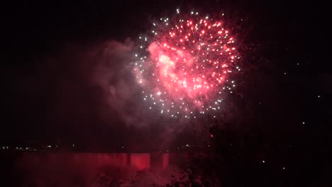 este es el espectaculo de fuegos artificiales en la noche en las cataratas del niagara