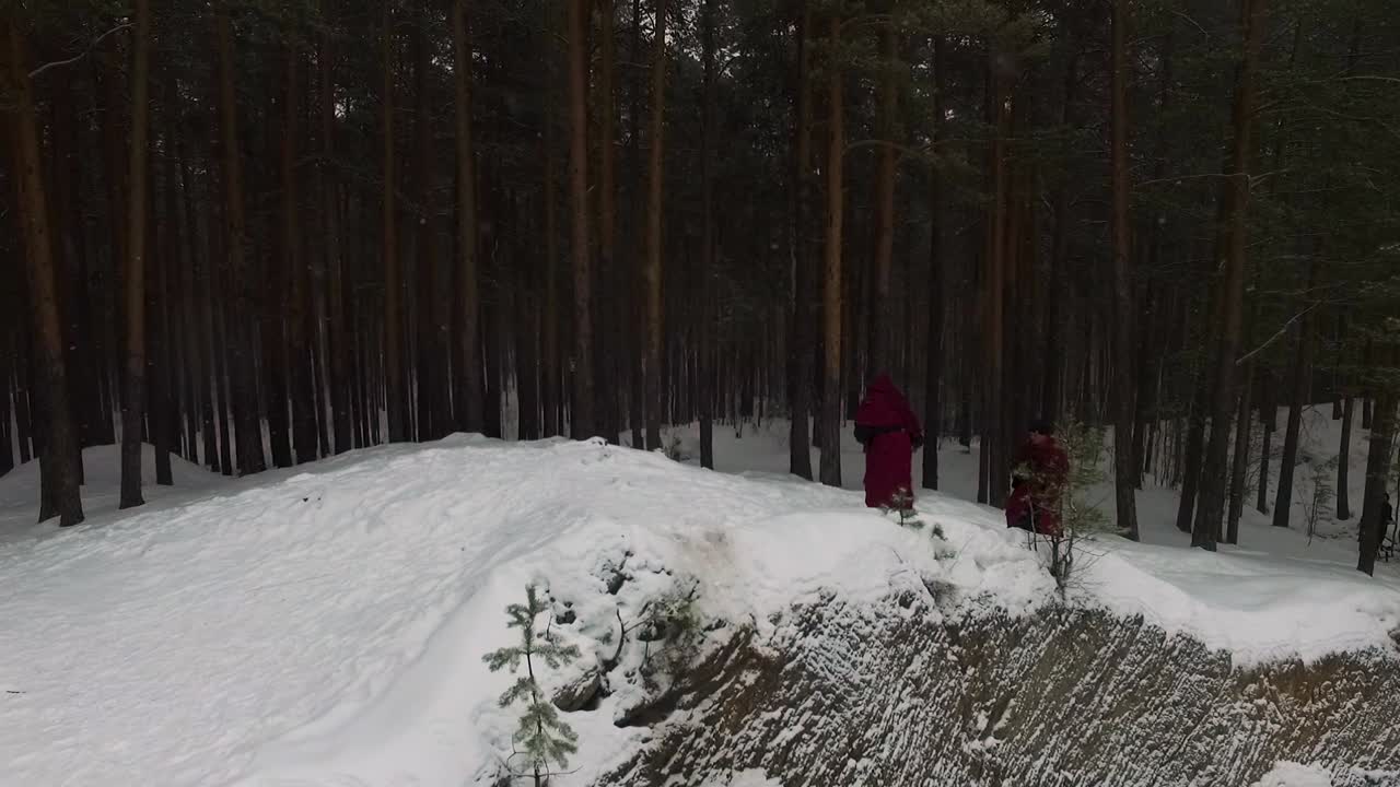 personas con ropa roja en un bosque nevado