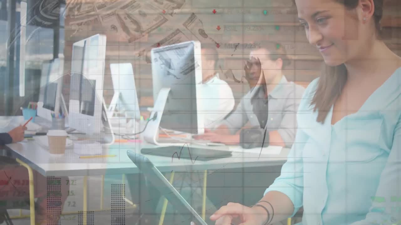 animación de gráficos financieros y datos sobre mujer caucásica trabajando en una tableta en la oficina