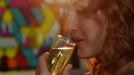 een mooie vrouw die champagne drinkt.