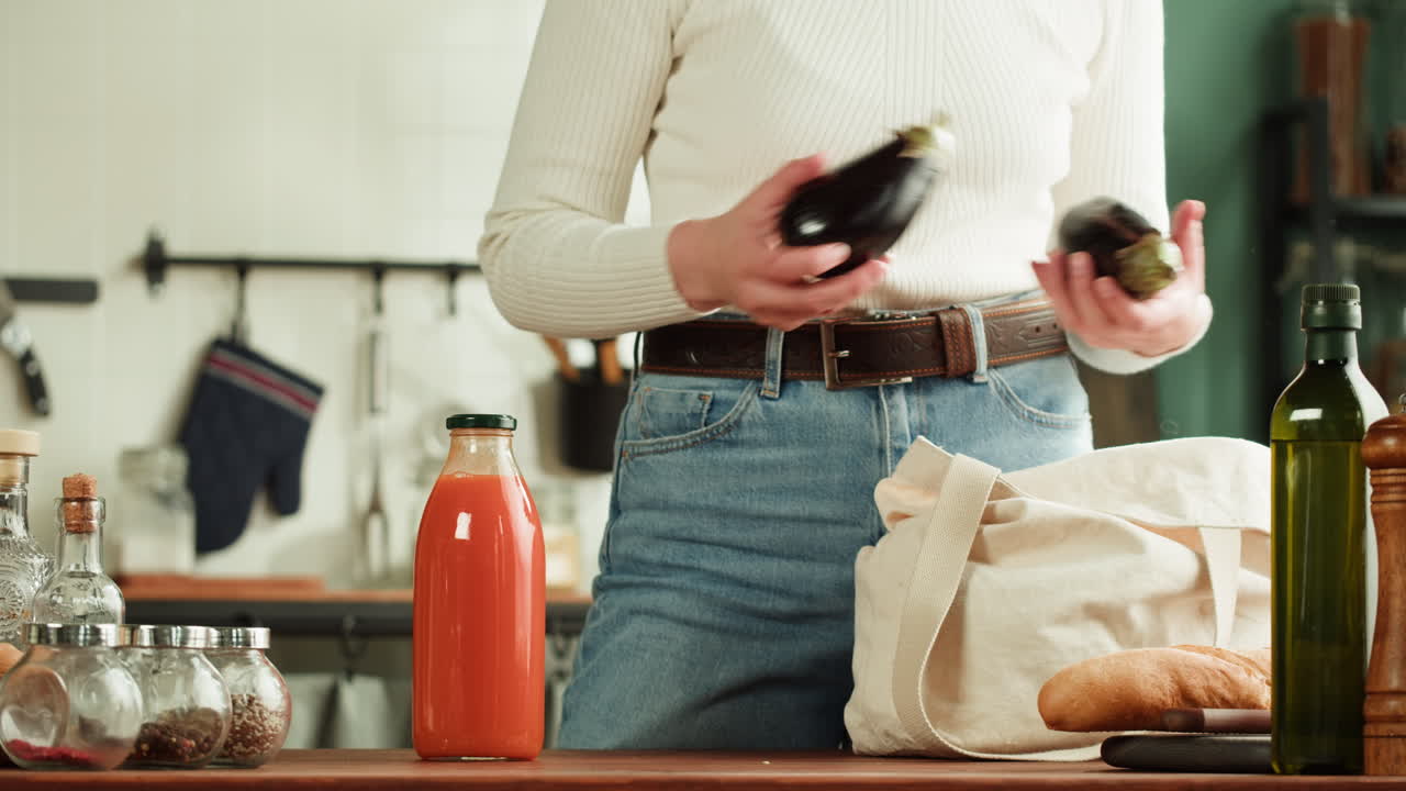 Donna che fa la spesa e prepara il cibo a casa