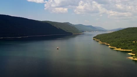 Langsamer-Luftflug-über-Den-Dospat-Staudamm-Im-Hügeligen-Tal-Von-Rhodopen-In-Bulgarien