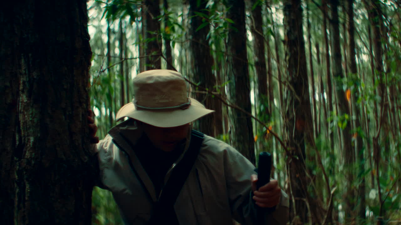 숲에서 산책하는 남자