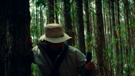 hombre caminando en un bosque
