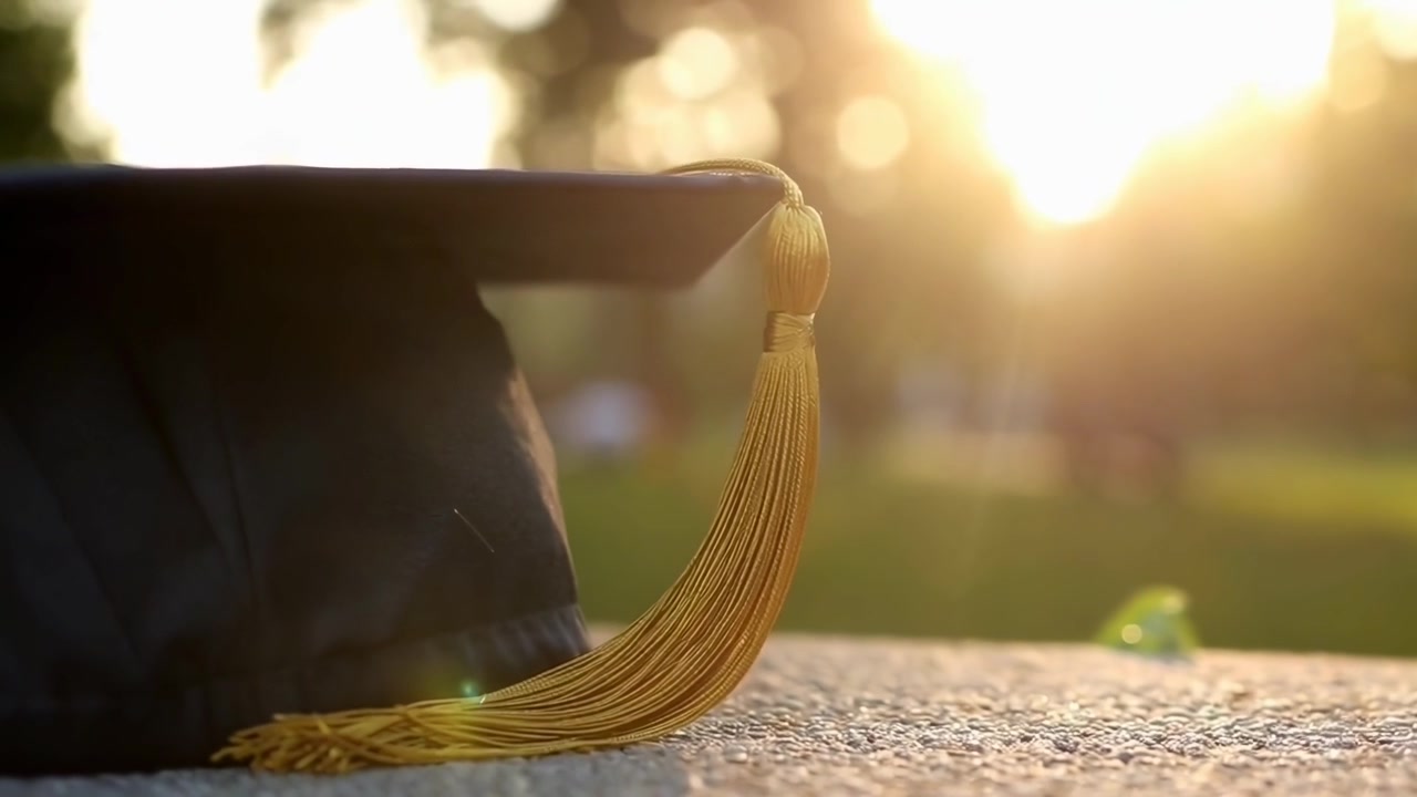 Tocco di laurea e nappa dorata con un intenso bagliore solare