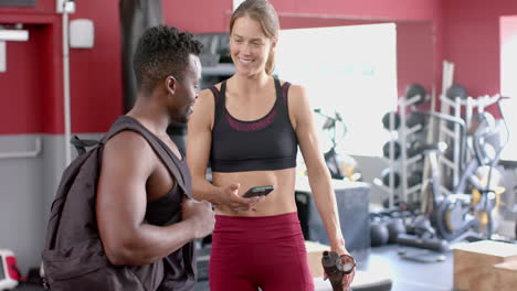 Fit-Afroamerikanischer-Mann-Und-Junge-Kaukasische-Frau-Im-Fitnessstudio