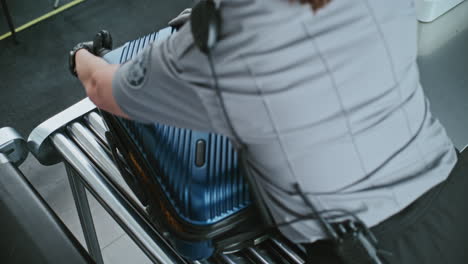 공항 보안 수하물 검사