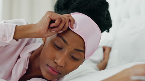 mujer durmiendo en la cama con una máscara para dormir