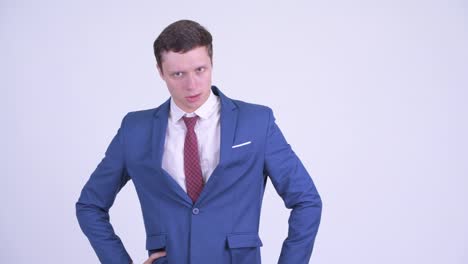 joven y guapo hombre de negocios en traje