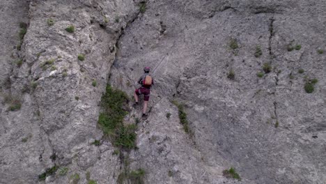 Revelación-De-Un-Acantilado-De-Montaña-Gigante-En-El-Que-Una-Persona-Está-Haciendo-Una-Vía-Ferrata.