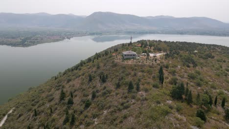 clip aéreo sobre una montaña que revela la ciudad y el lago de kastoria, en el norte de grecia
