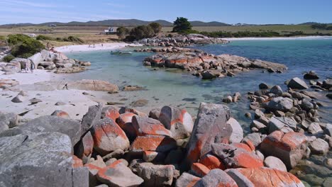 Destino-Turístico-De-Tasmania,-Bahía-De-Fuegos,-Con-Impresionantes-Playas-De-Arena-Blanca-Y-Cantos-Rodados-De-Color-Naranja,-Australia