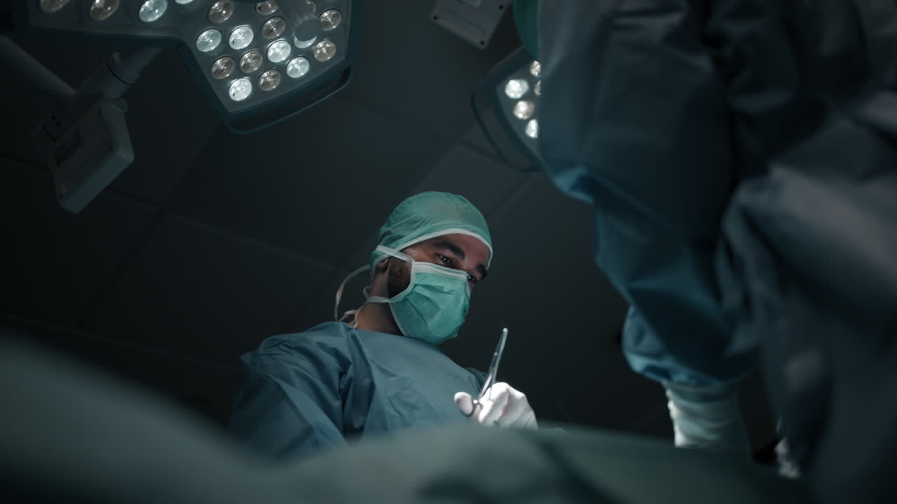 Los cirujanos en una sala de operaciones