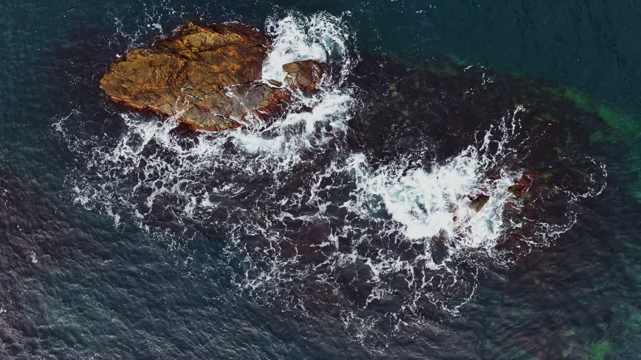 Onde che si infrangono sulla costa rocciosa in Bulgaria riprese dall'alto