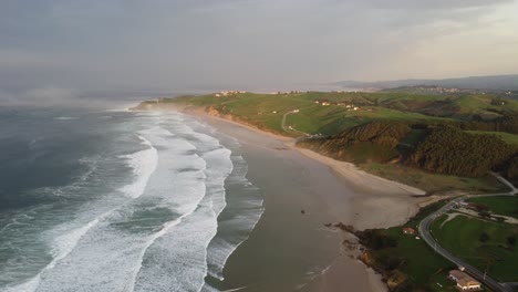 Schöner-Strand-Mit-Wellen-In-San-Vicente-De-La-Barquera-In-Kantabrien-In-Nordspanien,-Per-Drohne