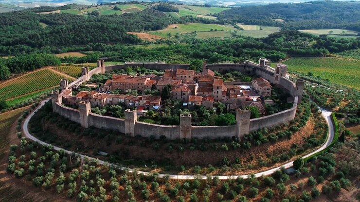 Città medievale murata di Monteriggioni nella regione Toscana d'Italia, ripresa aerea con drone.