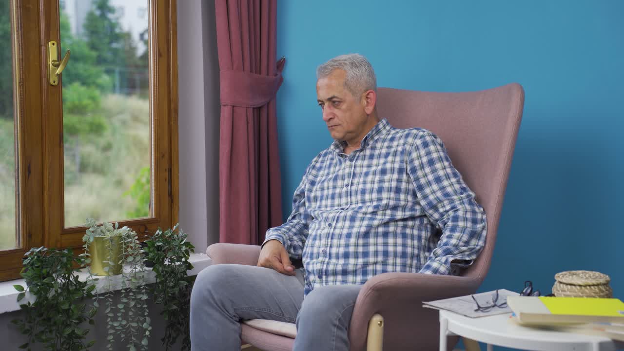 Uomo depresso. L'uomo guarda fuori dalla finestra