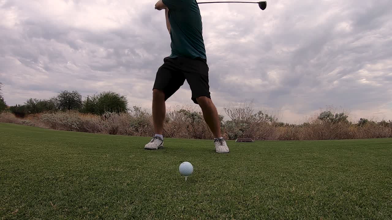 골프를 치는 사람이 자신의 드라이브로 공과 접촉한다, 스코츠데일, 애리조나