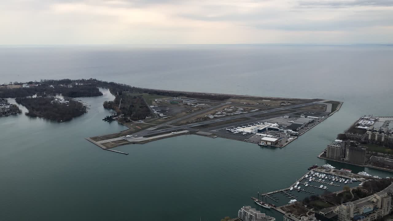 Toronto, Canada, Airport Billi Bishop take off