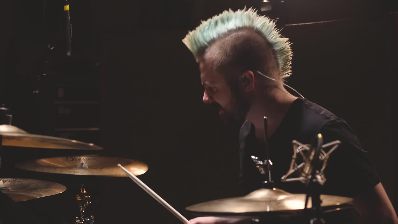 барабанщик, выступающий в студийной обстановке