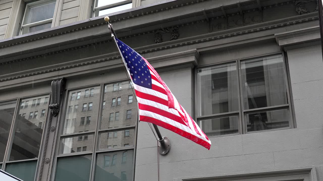 Bandiera americana che sventola su un edificio in città.