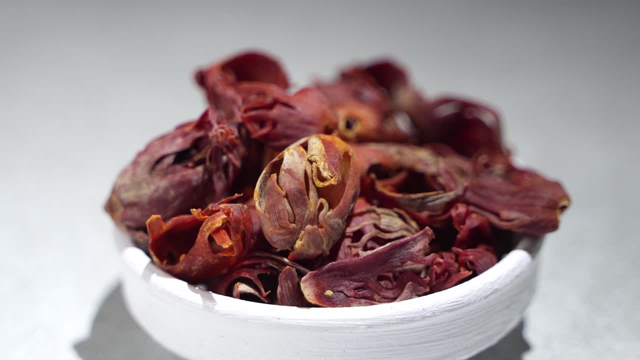 자비트리 (javitri) 는 그 위에 놓인다.