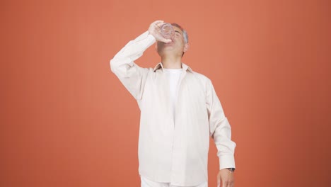 el hombre está bebiendo agua.