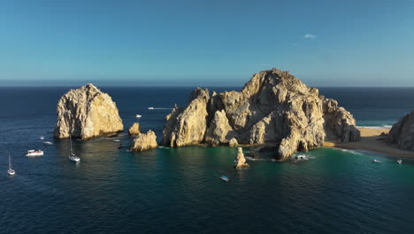 un avión no tripulado se acerca al cabo de cabo san lucas, una noche soleada en méxico.