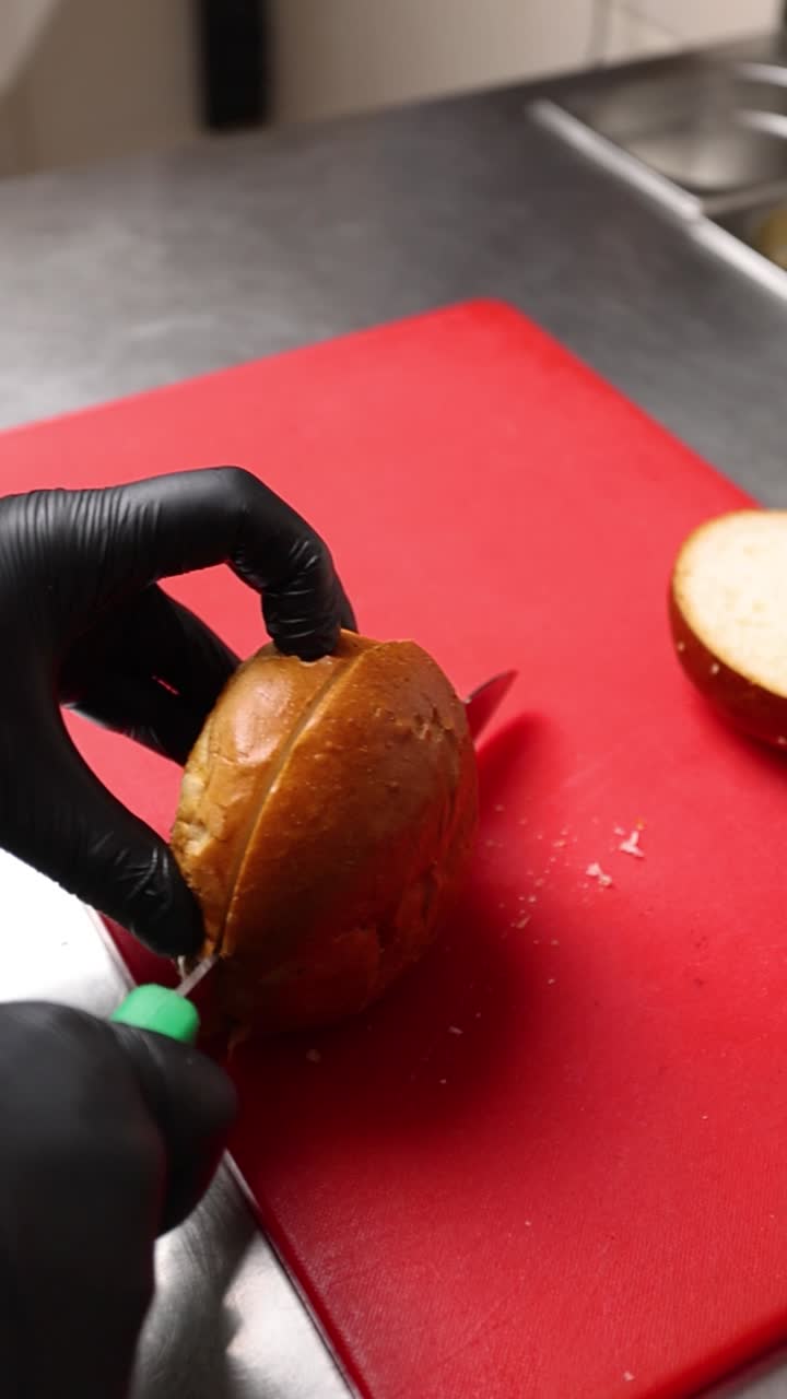 preparando panes de hamburguesa