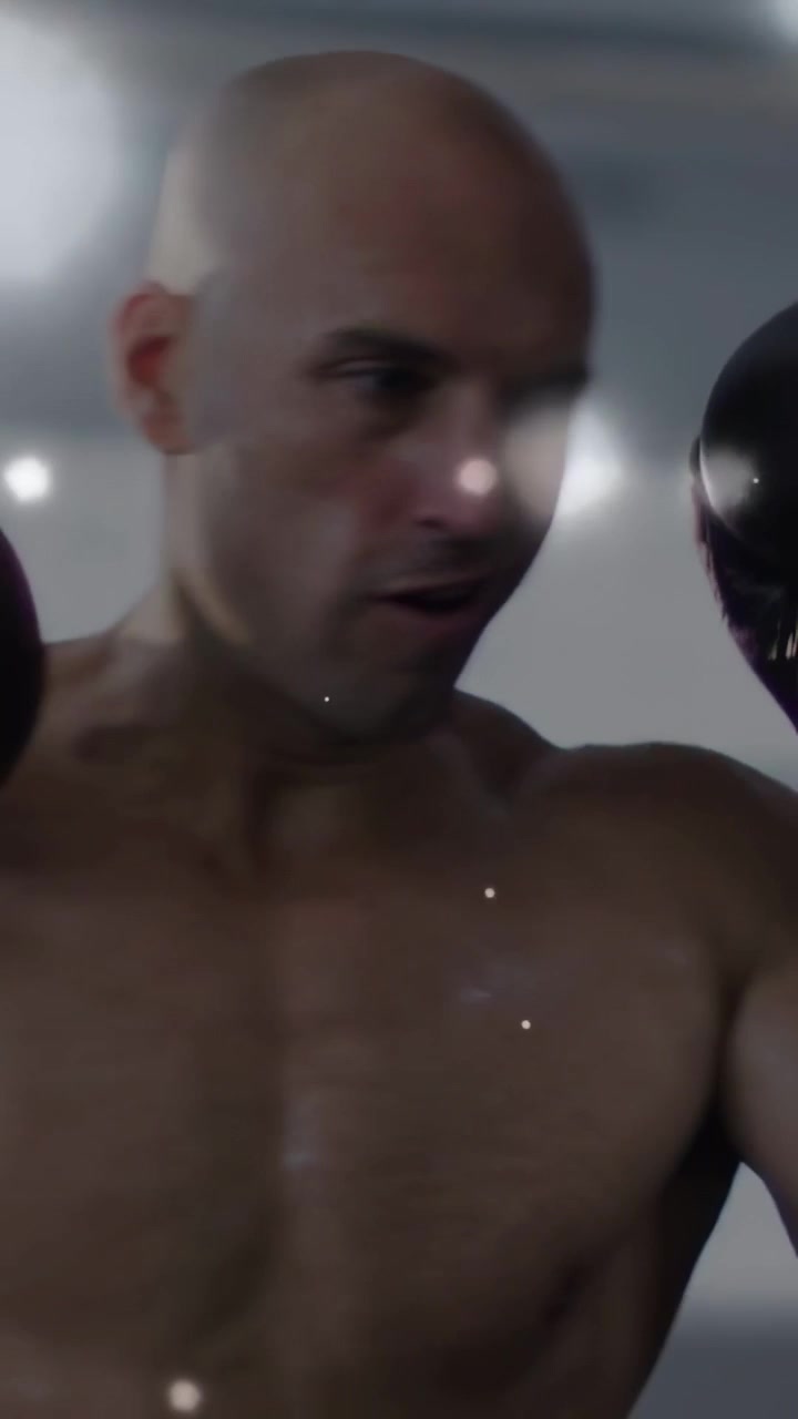 Video verticale: Pugile uomo che inspira, si allena con jab e parate mentre il bokeh accentua il movimento