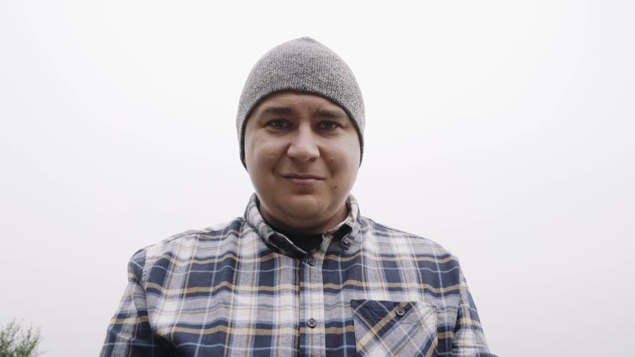 joven gracioso haciendo algo fuera de la cámara con fuertes emociones