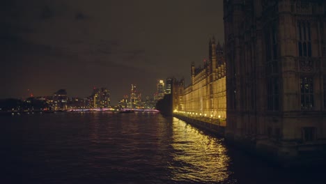 night view of the houses of parliament and london skyline