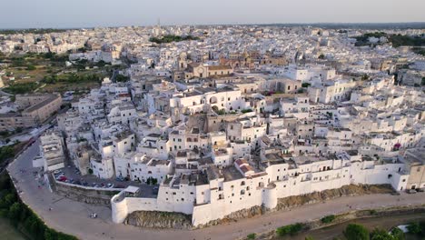 antena 4k de ostuni, &#39;el pueblo blanco&#39; en apulia, al sur de italia