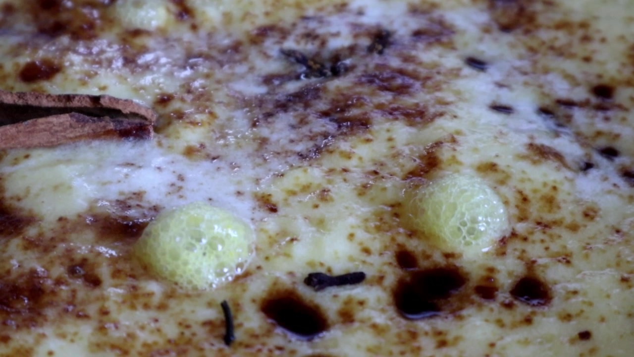 Vista ravvicinata della marmellata di ananas che si addensa con cannella e chiodi di garofano. Ideale per hobby, cucina, attività domestiche, pubblicità e temi commerciali