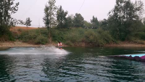 Mann-Beim-Wakeboarden-Im-Fluss-4k