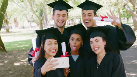 grupo de graduados que usan el teléfono para las redes sociales