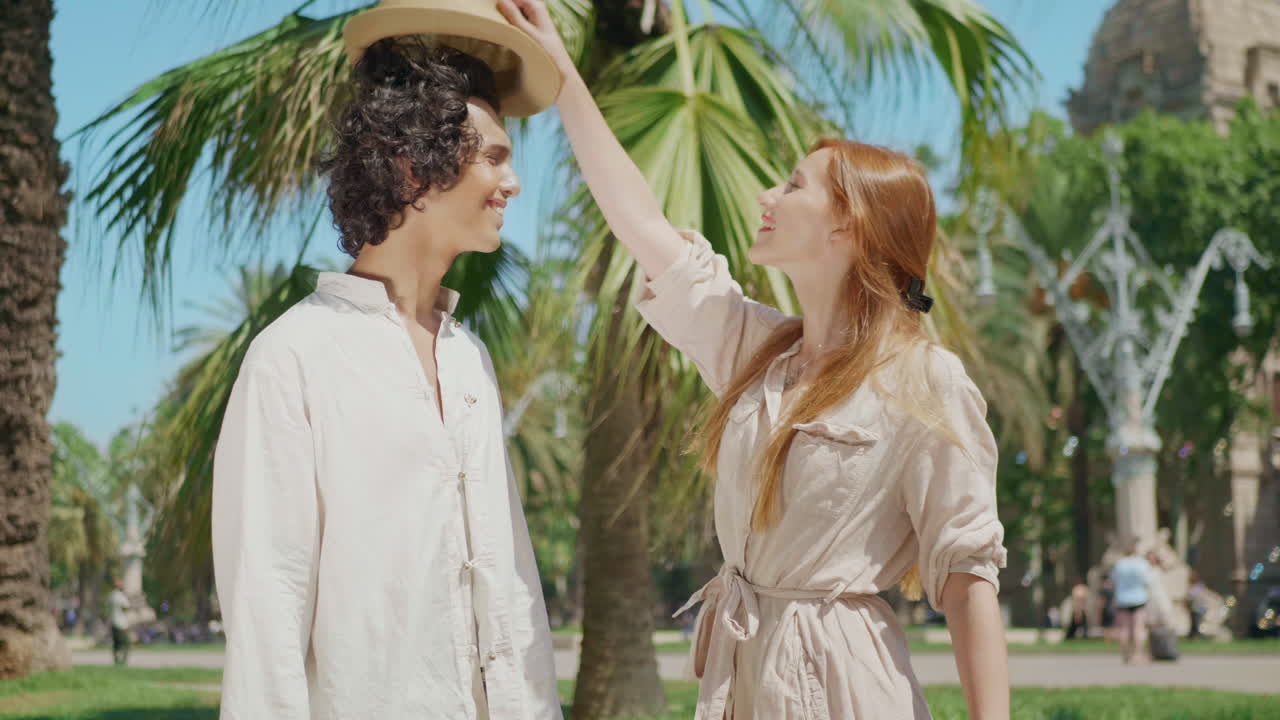 사랑에 빠진 커플이 서로를 바라보고 있습니다.