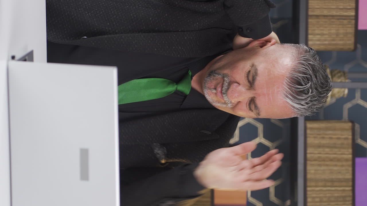 목에 통증이 있는 사업가의 수직 비디오.