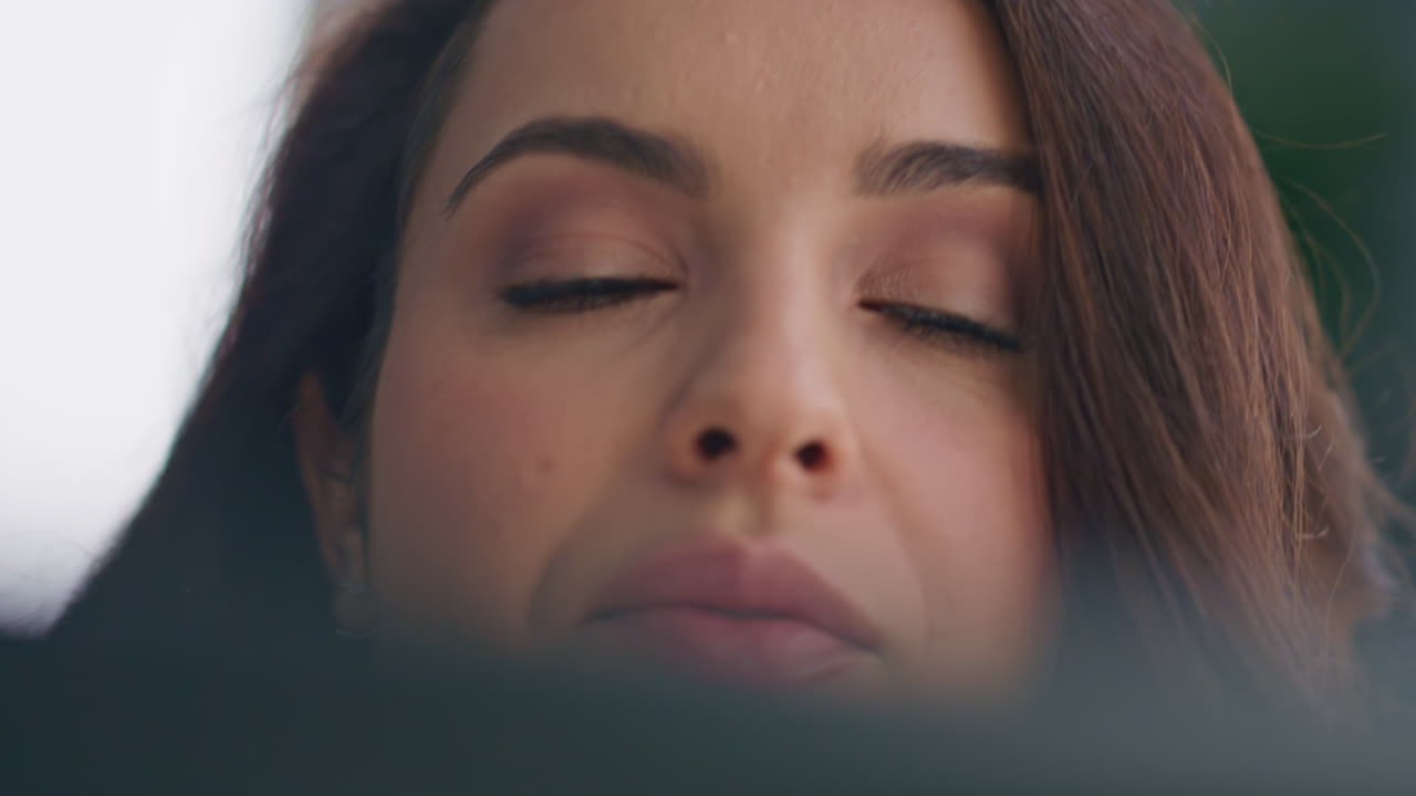 ojos de mujer de primer plano leyendo la pantalla de la tableta en casa. dama viendo el ordenador