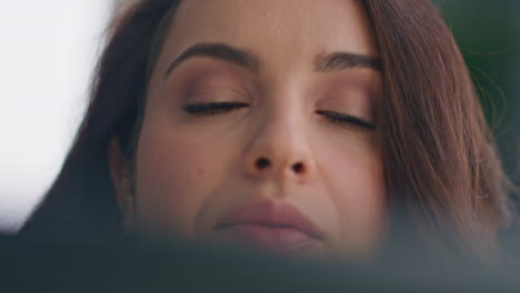 ojos de mujer de primer plano leyendo la pantalla de la tableta en casa. dama viendo el ordenador