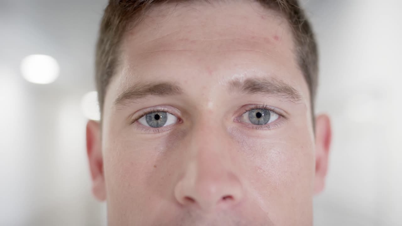 행복한 백인 남성 의사의 변형되지 않은 초상화 눈을 뜨고 카메라를 보고